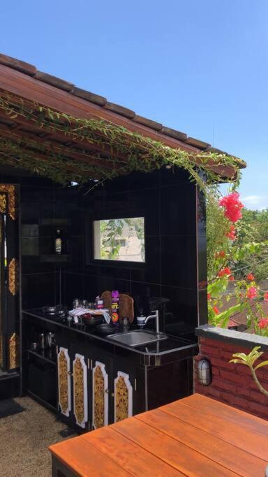 The Hidden Escapes Bingin- Sunset Rooftop Wood House With Ocean View & Private Kitchen Uluwatu Eksteriør billede