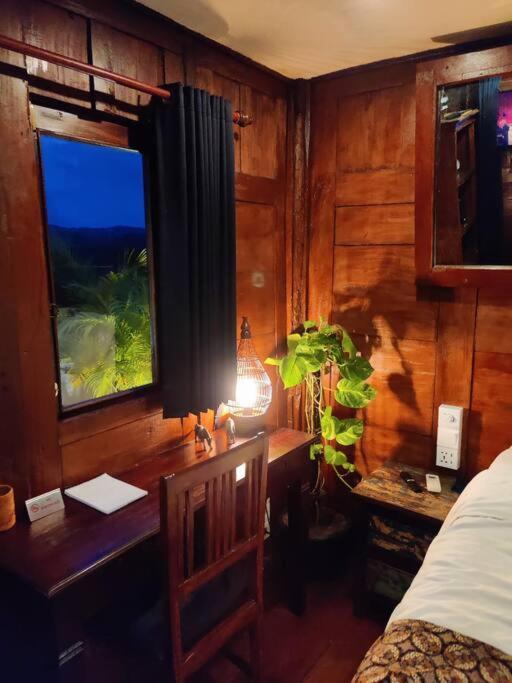 The Hidden Escapes Bingin- Sunset Rooftop Wood House With Ocean View & Private Kitchen Uluwatu Eksteriør billede